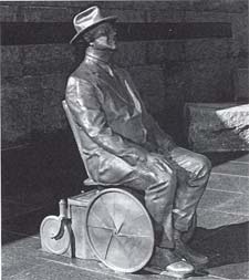 a bronze statue of FDR